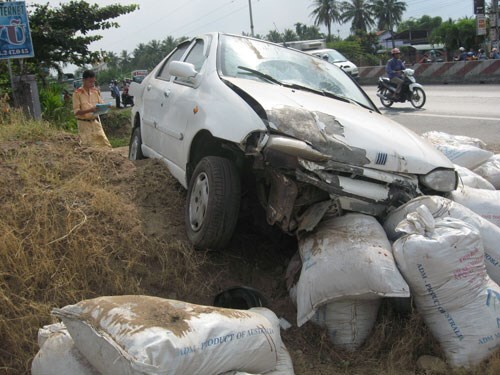 Ô tô hất văng 2 người ngồi trên xe máy, 3 người nhập viện