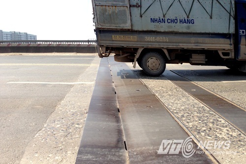 Bộ trưởng Thăng yêu cầu sửa khe co giãn trên cầu Thăng Long