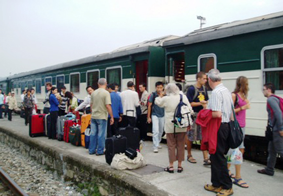 Tạm ngừng chạy 2 tàu tuyến Hà Nội - Lào Cai