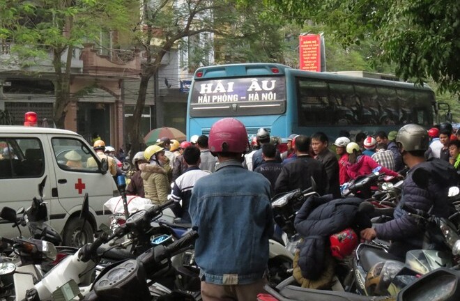 Thai phụ tháng thứ 7 tử nạn dưới bánh xe ô tô