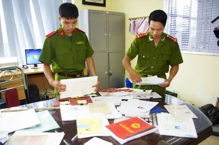 Các đối tượng phạm tội làm và sử dụng giấy tờ giả