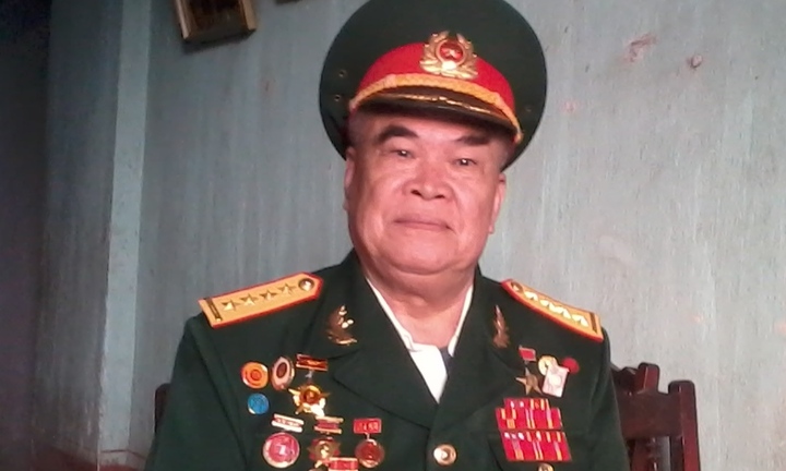 Kỳ tích về người lính lấy thân mình dẫn điện, dùng kiến đánh voi