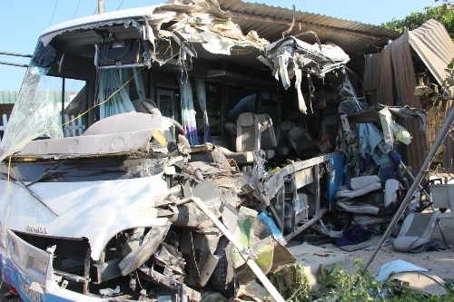 Tai nạn 10 người chết ở Bình Thuận: Vì sao xe đi lấn đường?