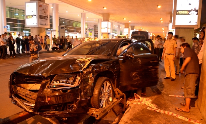 Hiện trường vụ xe Audi A8L đón ca sĩ Hồ Ngọc Hà gây tai nạn