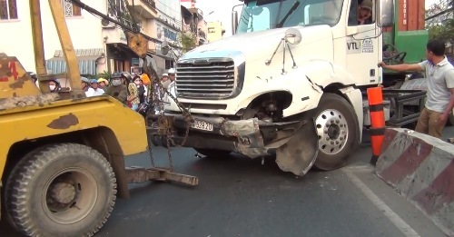 TP HCM: Kẹt xe kinh hoàng chỉ vì một chiếc container