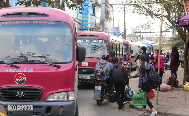 Bến xe kẹt cứng vì người dân ùn ùn về thành phố sau Tết