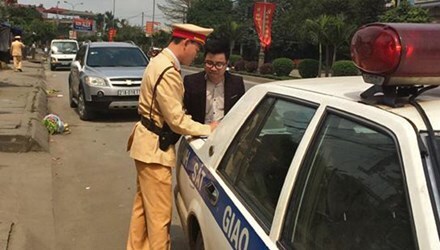 Gây tai nạn rồi bỏ chạy, lái xe ô tô bị CSGT truy đuổi