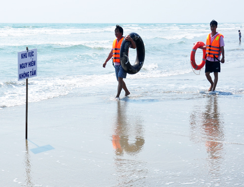 Tìm thấy thi thể 2 học sinh mất tích khi tắm biển mùng 4 Tết