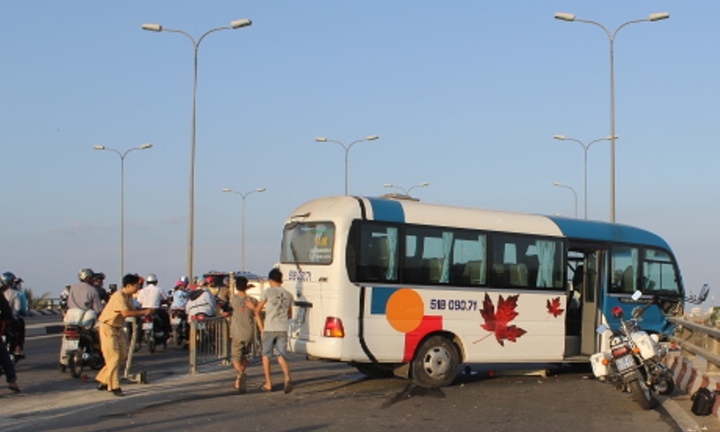 Xe khách suýt bay khỏi cầu, 2 người nước ngoài ngất xỉu