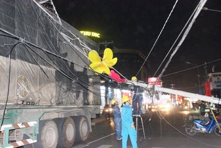 Xe container kéo sập giàn đèn trang trí xuân Ất Mùi