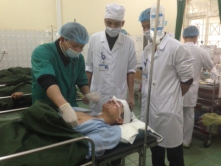 Xe khách va chạm xe chở thiết bị quân sự, 9 người thương vong