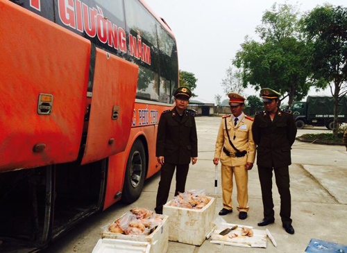 Phạt 2 xe khách hơn 8 triệu đồng vì vận chuyển thực phẩm ôi thiu