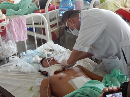 Dây phơi quần áo cứa đứt cổ họng người đi đường