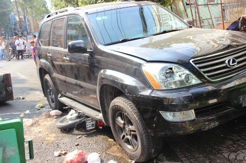 Lexus náo loạn đường phố đâm 2 xe máy, 3 người nguy kịch