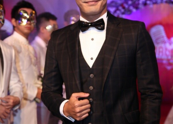 MC Phan Anh “đá xoáy” Kenny Sang trên sóng truyền hình