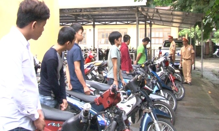 Huế: Hàng chục quái xế hẹn nhau qua facebook để 