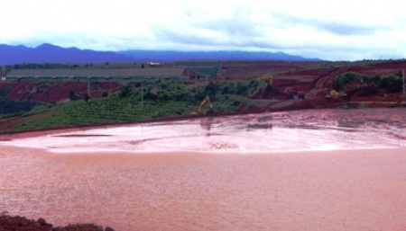 Vỡ đê hồ thải quặng bô-xít Tân Rai