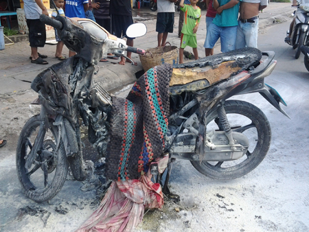 Xe máy bất ngờ bốc cháy trong tiệm sửa xe
