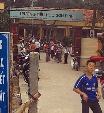 Thương tâm học sinh lớp 3 bị cổng trường đè chết