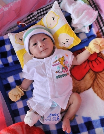 Cháu bé bị văng khỏi bụng mẹ đón lễ đầy tháng
