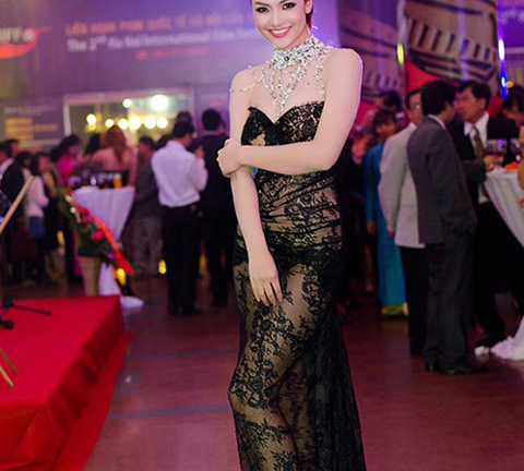 NTK Hoàng Hải và 2 chiếc đầm gây