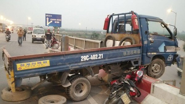 Va chạm với xe tải, một người văng qua lan can cầu Thanh Trì