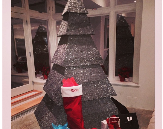 Cây thông Noel có một không hai của Rihanna