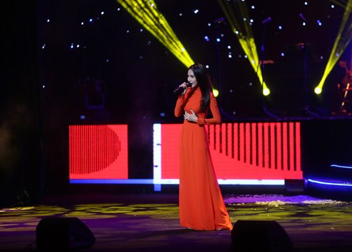 Ngay sau đám cưới, Thủy Tiên tất bật đi diễn tại Hà Nội