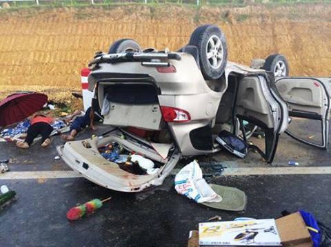 Ô tô lật nhào trên cao tốc, 4 người văng khỏi xe