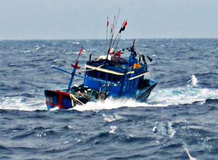 Huế: Cứu sống 9 ngư dân bị chìm tàu trên biển