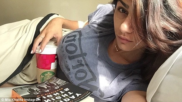 Mia Khalifa - ngôi sao phim người lớn bị dọa giết vì được vinh danh