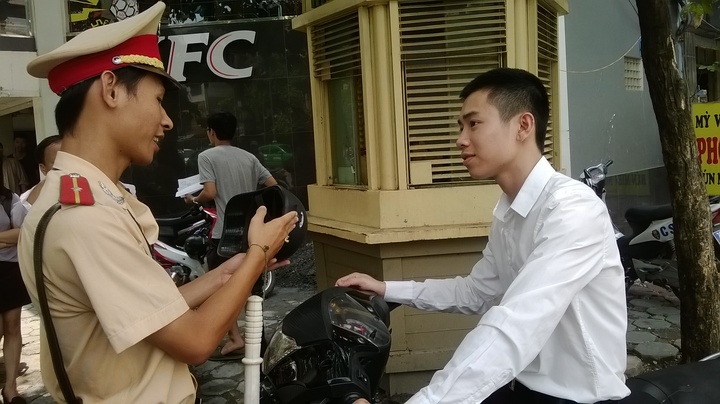 Bị CSGT phạt mũ bảo hiểm rởm, có được trả lại tiền?