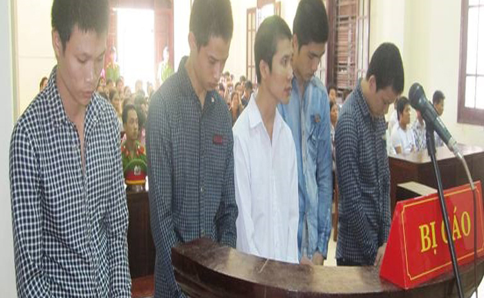 Nghĩ mẹ ngoại tình, con trai rủ bạn giết 