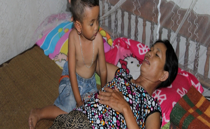 Nghẹn lòng mẹ ung thư giai đoạn cuối nuôi 2 con thơ dại