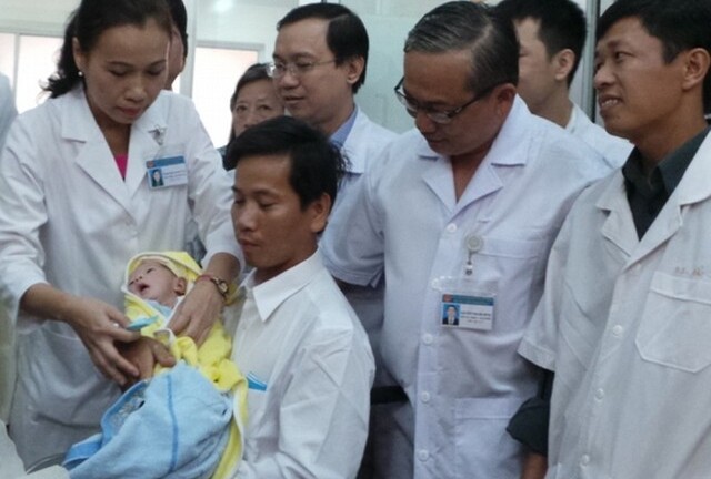 Bé văng khỏi bụng vì tai nạn xuất viện: Điều kỳ diệu nhân đôi