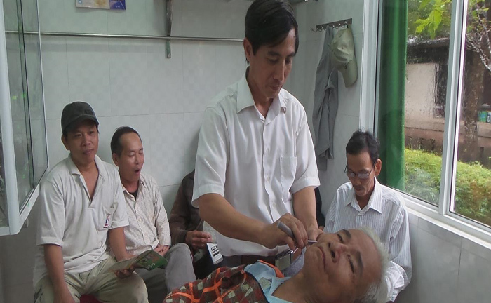Vay lãi sắm 700 bộ đồ cắt tóc phòng tránh HIV cho dân nghèo