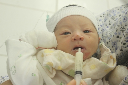 Vụ bé trai bị mẹ bỏ rơi: Đứt từng khúc ruột nhìn bé đau đớn