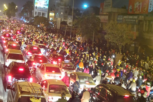 Nhiều bạn trẻ hào hứng đón Giáng sinh tại nhà