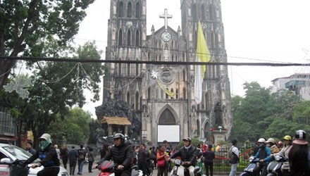 Hà Nội: Cảnh sát hóa trang xuống đường trong đêm Noel