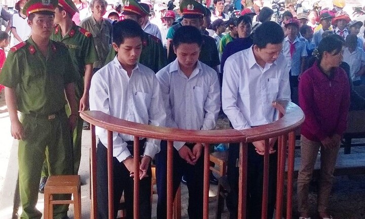 Trộm cắp tài sản, đuổi đánh bảo vệ, cướp tang vật sau khi gây án