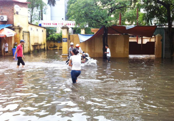 Hình ảnh ngập lụt, cây đổ tại Hà Nội do ảnh hưởng bão Thần Sấm