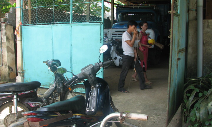 Phẫn nộ người vợ lăng loàn đứng nhìn người tình giết chồng