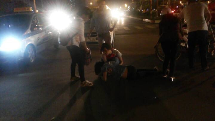 Taxi Vina đâm xe đạp, một nữ sinh nhập viện nguy kịch