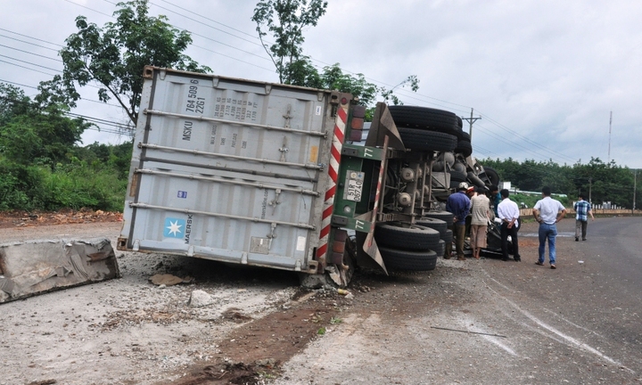 Xe container cày nát dải phân cách, tài xế chết tại chỗ