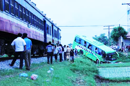 Xe khách tông tàu hỏa: Lái xe và 2 công an vẫn đang nguy kịch