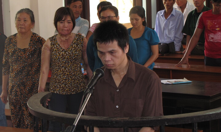 Tạt xăng thiêu sống người tình vì đòi chia tay