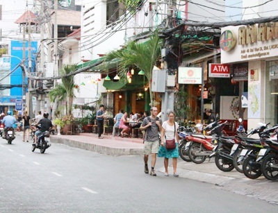 Độc chiêu cướp ở phố Tây: Nữ làm quái xế, nam ngồi sau động thủ