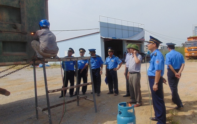 Thanh Hóa: Cắt thùng 5 ô tô quá khổ, bắt thêm 6 xe quá tải