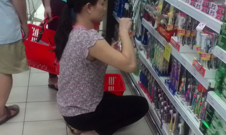 Đột nhập “chợ ma” chuyên kinh doanh kem đánh răng xách tay 