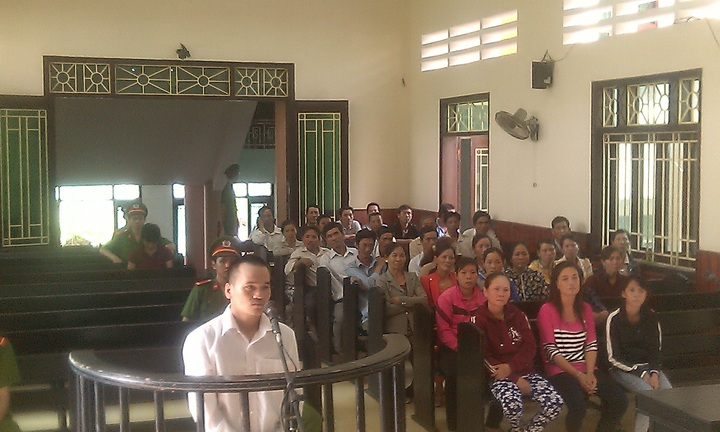 Nước mắt láng giềng trong phiên xử gã trai giết người vì câu nói